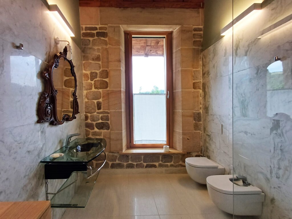 Baño con paredes de piedra en la casa rural de Ea
