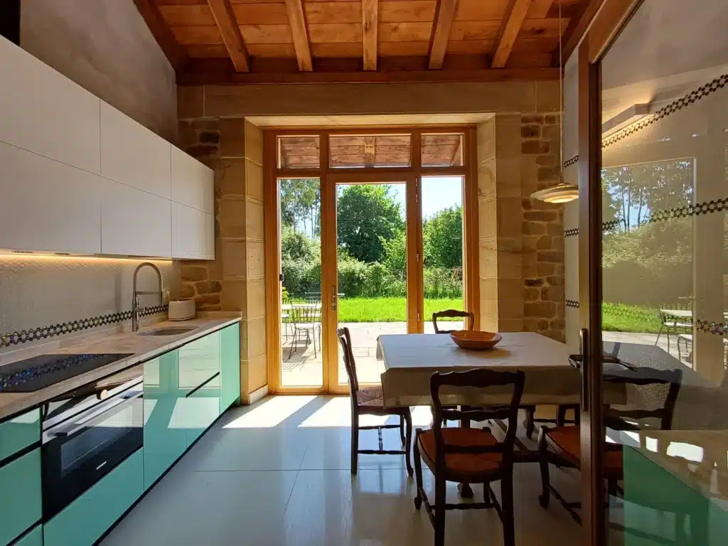 Cocina equipada y comedor de un apartamento en la casa rural Urdaibai Villa Haritza